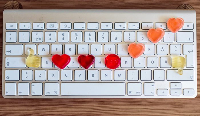 Ord och mod – temaspår på Internetdagarna 2021. Tangentbord med hjärtan.