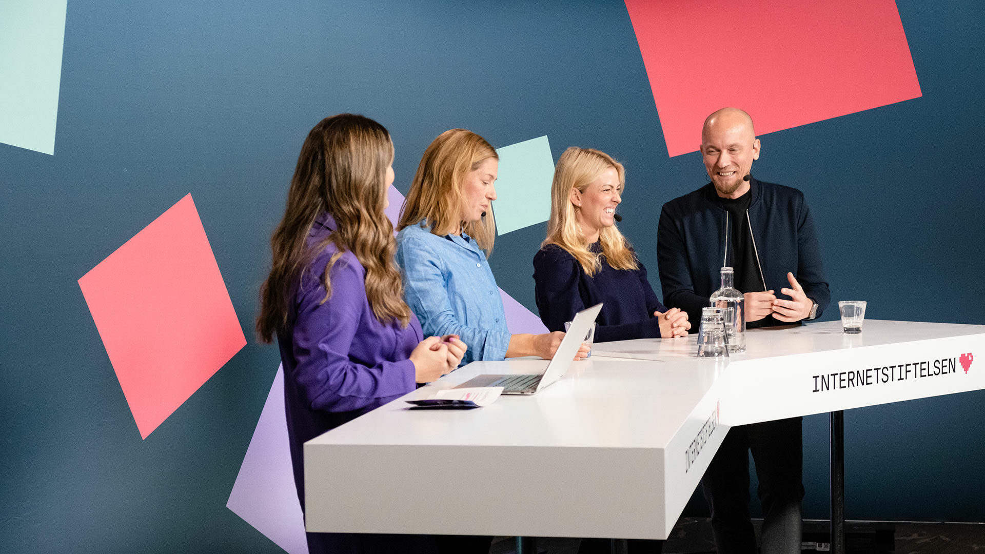 en panel med fyra personer står vid ett bord under Internetdagarna 2022.